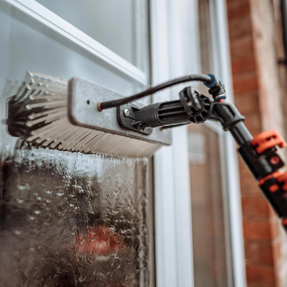 waterfed pole cleaning window with angle adapter